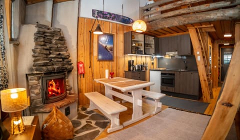 Slopeside Luppo - Original Log Cabin, Sauna, Ski 100m Cabin in Rovaniemi