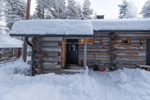 Slopeside Luppo - Original Log Cabin, Sauna, Ski 100m Cabin in Rovaniemi