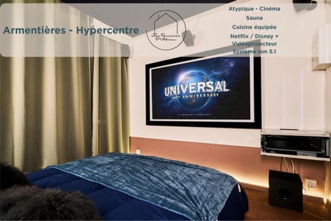 Bed, TV and multimedia, Photo of the whole room, Bedroom, Text overlay
