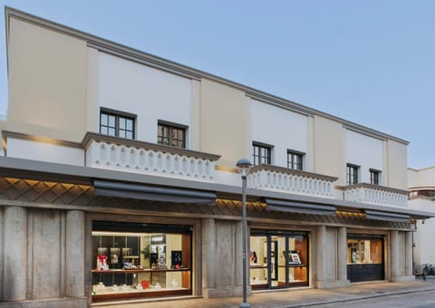 Property building, Day, City view, Location