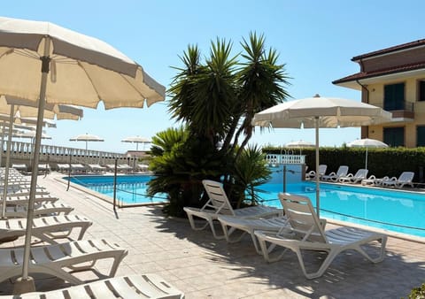 Day, Pool view, Swimming pool, sunbed