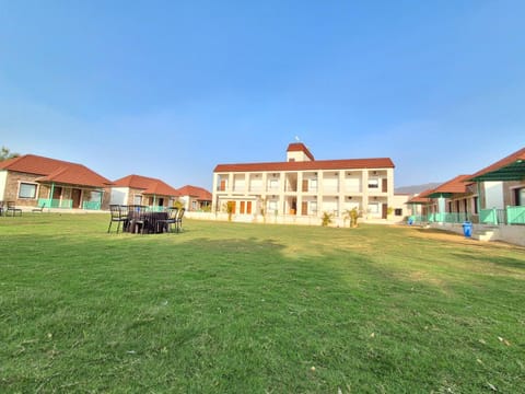 Property building, Day, Natural landscape, Garden, Garden view