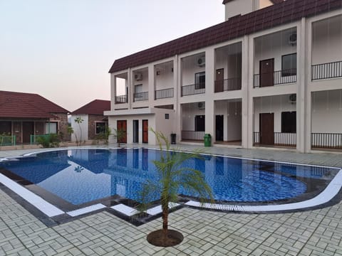 Property building, Day, Pool view, Swimming pool, sunbed