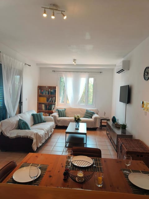 TV and multimedia, Living room, Photo of the whole room, Seating area, Dining area