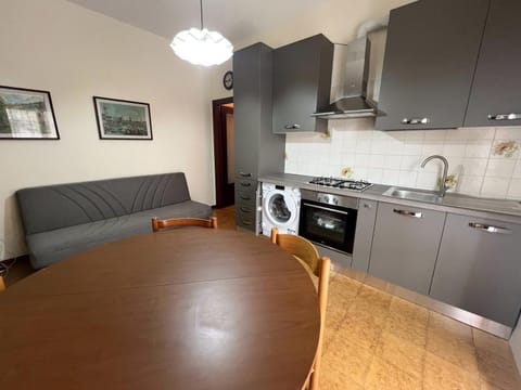 Kitchen or kitchenette, Living room, Seating area, Dining area, oven, pet friendly, stove