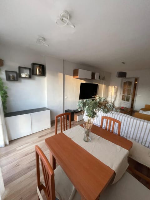 TV and multimedia, Living room, Seating area, Dining area, Evening entertainment