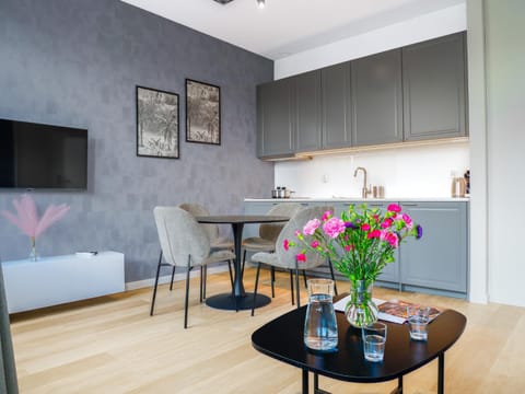 TV and multimedia, Kitchen or kitchenette, Living room, Seating area, Dining area