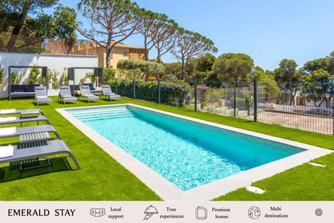 Pool view, Swimming pool, sunbed