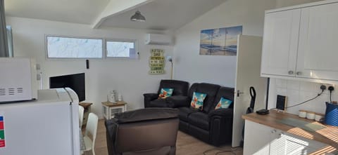 Kitchen or kitchenette, Living room, Seating area, pet friendly