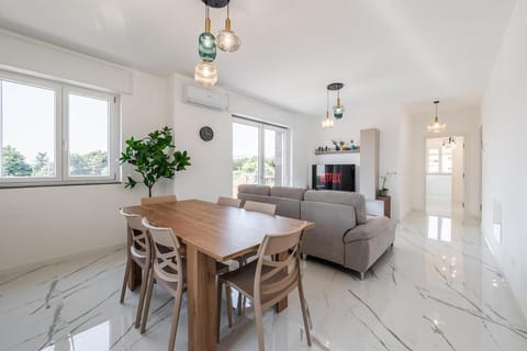 TV and multimedia, Living room, Seating area, Dining area