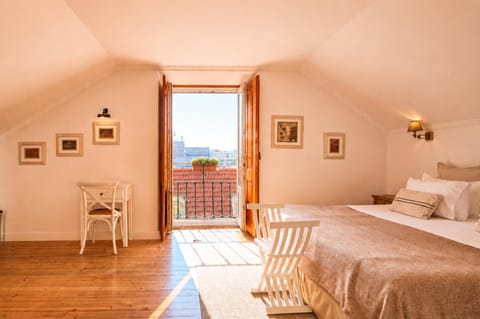 Nearby landmark, Bed, Coffee/tea facilities, View (from property/room), Balcony/Terrace, Photo of the whole room, Bedroom, City view, internet, safe, air conditioner