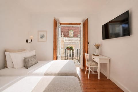 Bed, TV and multimedia, Balcony/Terrace, Bedroom, City view, flat iron, internet, safe, air conditioner