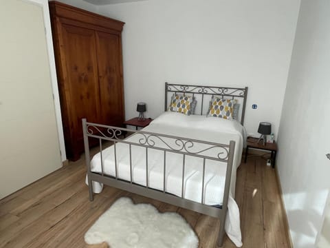 Bed, Photo of the whole room, Bedroom, towels, wardrobe