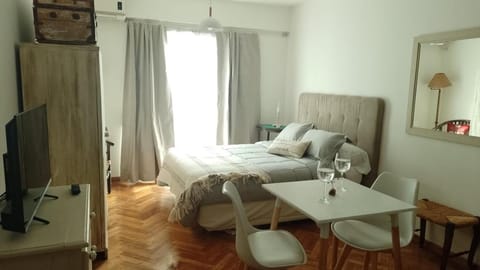 Bed, TV and multimedia, Photo of the whole room