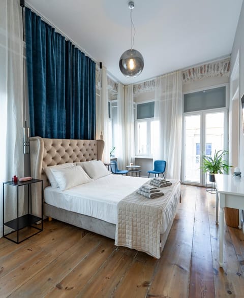Bed, Seating area, Bedroom