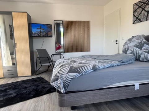Bed, TV and multimedia, Photo of the whole room, Bedroom