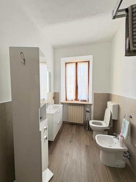 Toilet, bidet