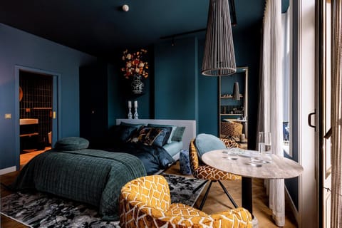 Bed, Photo of the whole room, Seating area, Dining area, Bedroom