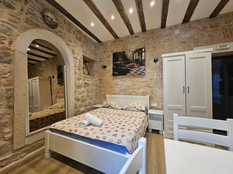 Bed, TV and multimedia, Photo of the whole room, Bedroom, wardrobe