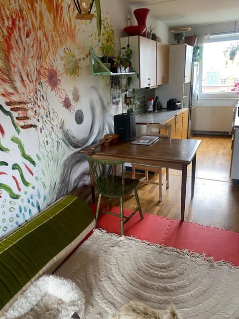 Kitchen or kitchenette, Seating area, Dining area