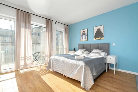 Bed, Photo of the whole room, towels