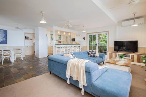 TV and multimedia, Living room, Other, Seating area, Dining area, air conditioner