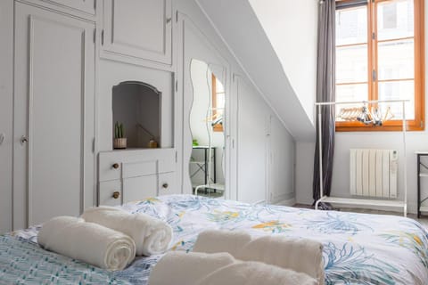 Bed, Photo of the whole room, Bedroom, internet, wardrobe