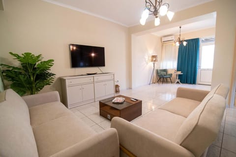 Communal lounge/ TV room, Living room, Seating area
