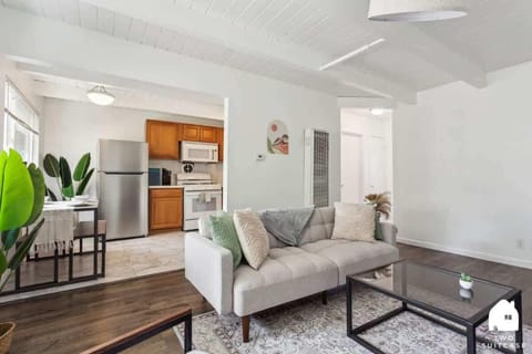 UC Proximity - Cozy City Stay - Free Parking Spot Apartment in Berkeley