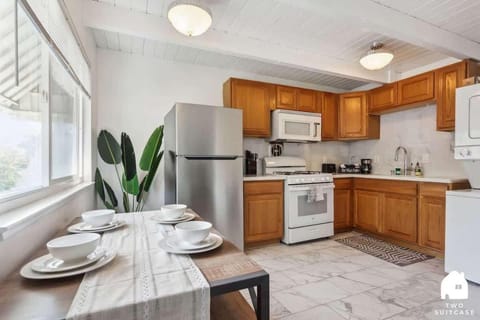 UC Proximity - Cozy City Stay - Free Parking Spot Apartment in Berkeley