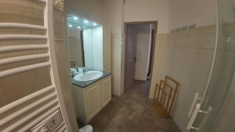 Appartement Spacieux Vue Montagne- Parking gratuit- Proche ÎLE ROUSSE Apartment in Belgodère