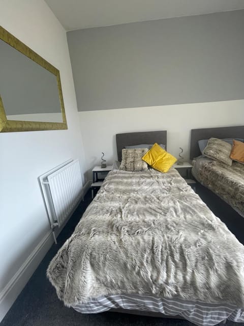 Bed, Bedroom, towels