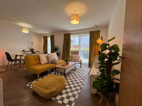 Issara Apartments 35 - Great Location & Private Parking Apartment in Portsmouth