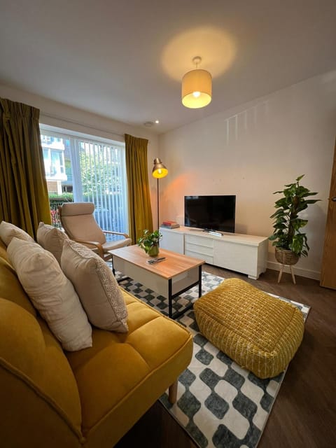 Issara Apartments 35 - Great Location & Private Parking Apartment in Portsmouth