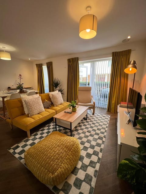 Issara Apartments 35 - Great Location & Private Parking Apartment in Portsmouth