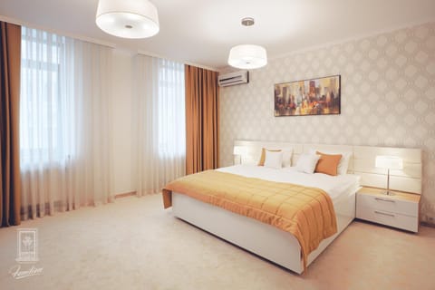 Bed, TV and multimedia, Photo of the whole room, Photo of the whole room, Bedroom, City view, Garden view