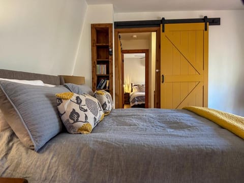 Entire cabin on Lake Sequoyah Cabin in Highlands