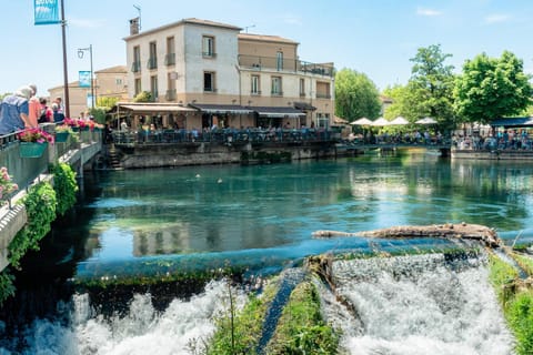 Le Bassin Hôtel Restaurant Hotel in L'Isle-sur-la-Sorgue