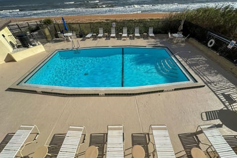 Luxury direct oceanfront corner with a large private balcony, heated pool and garage House in Daytona Beach