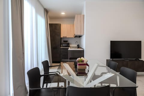 TV and multimedia, Kitchen or kitchenette, Living room, Seating area, Dining area