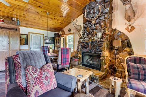 Screened Porch, Deck and Mtn Views Andrews Retreat! House in Tennessee