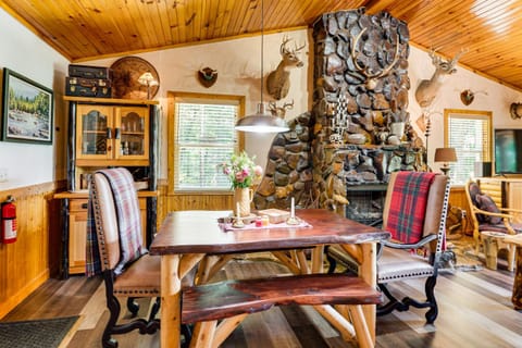 Screened Porch, Deck and Mtn Views Andrews Retreat! House in Tennessee