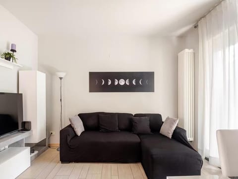 TV and multimedia, Living room, Seating area, Evening entertainment