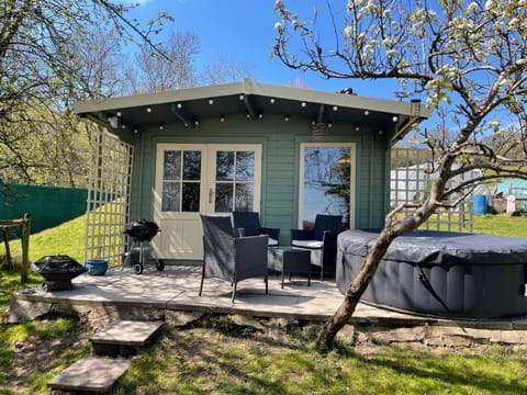Property building, Patio, Facade/entrance, Garden, Garden, Hot Tub, Hot Tub, Seating area, Garden view