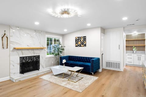 Property building, Garden, Kitchen or kitchenette, Living room, Seating area, flat iron, internet