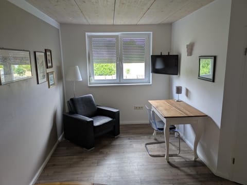 TV and multimedia, Seating area, Dining area