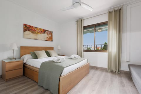 Bed, Photo of the whole room, Bedroom, fireplace, towels