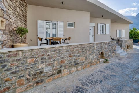 Property building, Patio, Day, Balcony/Terrace, Dining area