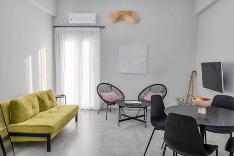 TV and multimedia, Living room, Seating area, air conditioner