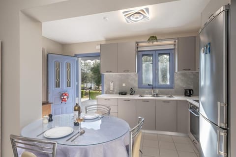 Kitchen or kitchenette, Dining area, oven, stove